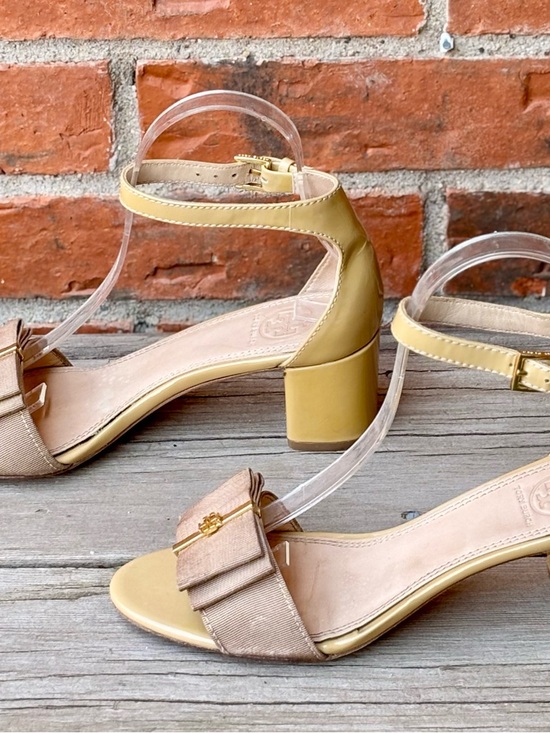Tory Burch Shoes - Tory Burch Beige Neutral Patent Leather Ankle Strap Bow Logo Heels Sz 7